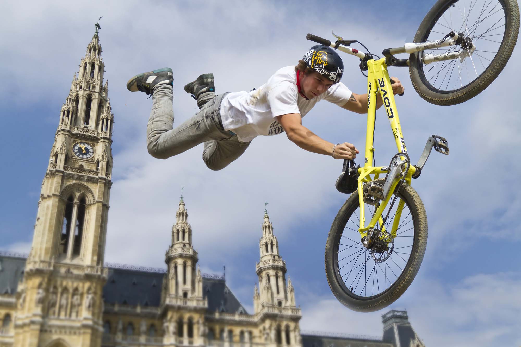 Radfahrer stunt Rathhaus gelbes Bike